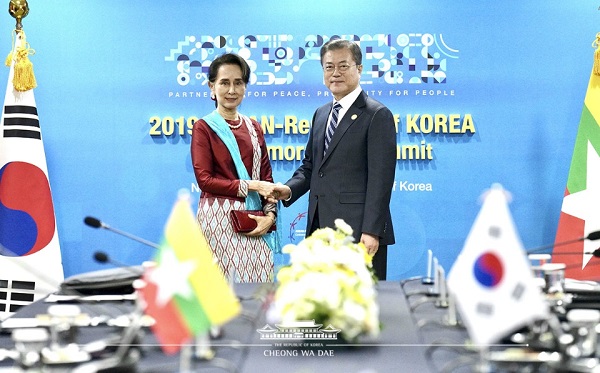 문재인 대통령과 아웅산 수찌 미얀마 국가고문이 26일 오후 부산 해운대 조선웨스틴호텔에서 양자회담을 하기 앞서 기념촬영을 하고 있다. 