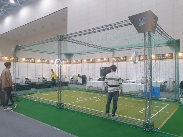 일정 구역을 망으로 막고 드론을 골대로 통과시키는 드론축구. 많은 관람객이 관심을 보였던 코너다.
