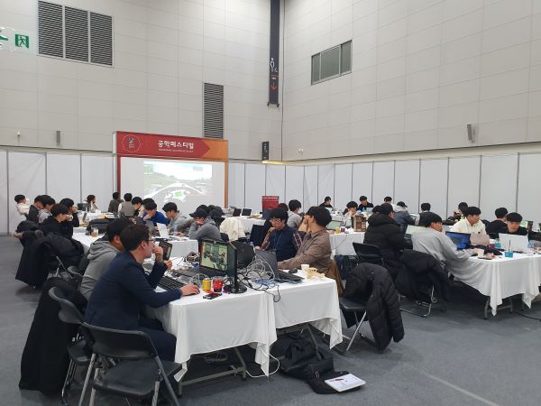 AI와 자율주행 등 다양한 과학기술을 체험하거나 간접경험할 수 있는 다양한 코너들이 함께 운영되었던 공학페스티벌.