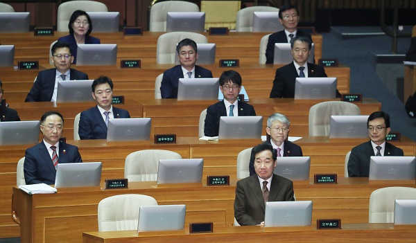 이낙연 국무총리와 홍남기 경제부총리 겸 기획재정부 장관 등 국무위원들이 10일 오후 국회 본회의에 참석하고 있다. (저작권자(c) 연합뉴스, 무단 전재-재배포 금지)