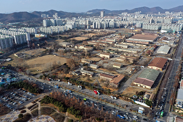 정부가 원주, 부평, 동두천에 있는 4개의 미군기지를 반환받는다고 발표한 11일 오후 인천시 부평구 미군기지 캠프마켓 일대가 아파트에 둘러싸여 있다. (사진=저작권자(c) 연합뉴스, 무단 전재-재배포 금지)