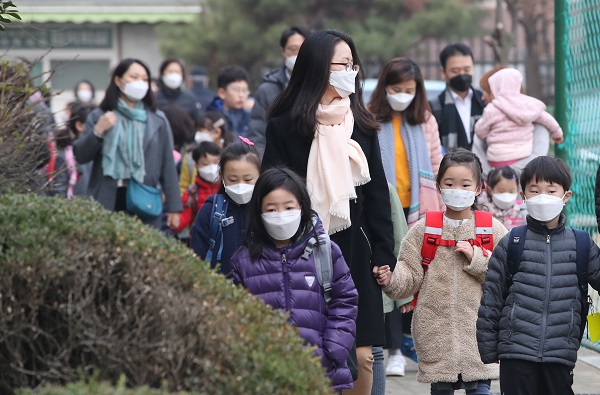 수도권에 미세먼지 비상저감조치가 시행된 서울 여의도초등학교 어린이들이 마스크를 쓰고서 등교하고 있다. (사진=저작권자(c) 연합뉴스, 무단 전재-재배포 금지)