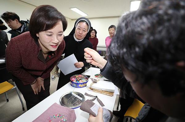 유은혜 사회부총리 겸 교육부 장관(왼쪽)이 13일 오전 청주시 혜원장애인종합복지관에서 열린 사회관계장관회의에 앞서 시설을 둘러보며 이용자들의 작업을 살펴보고 있다. (사진=저작권자(c) 연합뉴스, 무단 전재-재배포 금지)