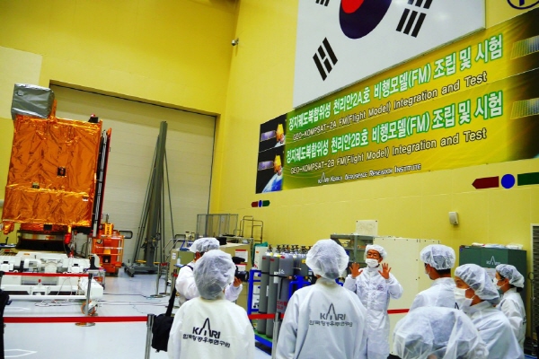 한국항공우주연구원 최정수 선임 연구원님의 설명으로 천리안 2B호를 보고 있다.