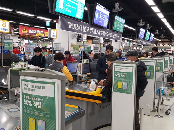 전국 2000여 대형마트에서 1회용 비닐봉투 사용이 금지됐다.