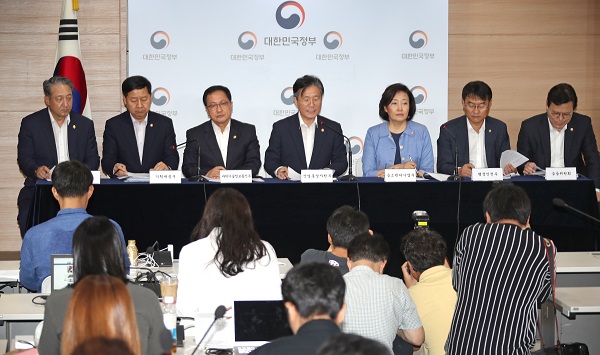 성윤모 산업통상자원부 장관이 8월 5일 오전 정부서울청사 브리핑룸에서 대외의존형 산업구조 탈피를 위한 '소재·부품·장비 경쟁력 강화대책'을 발표하고 있다. 왼쪽부터 박천규 환경부 차관·구윤철 기획재정부 제2차관·유영민 과학기술정보통신부 장관·성 장관·박영선 중소벤처기업부 장관·윤종인 행정안전부 차관·최종구 금융위원장.(저작권자(c) 연합뉴스, 무단 전재-재배포 금지) 