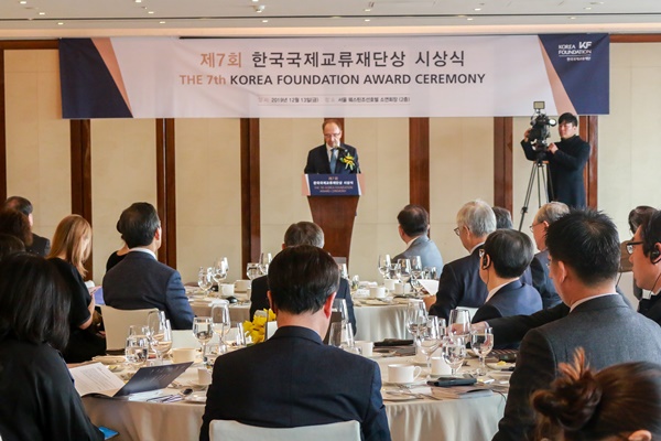 한-러 관계에 대해 자신의 의견으 피력하는 크로파체프 총장