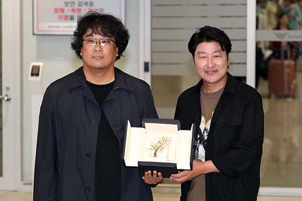 봉준호 감독(왼쪽)과 송강호 배우. (사진=저작권자(c) 연합뉴스, 무단 전재-재배포 금지)