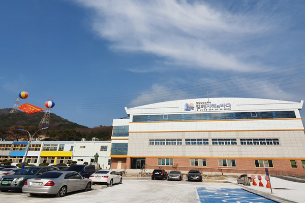 지난 3월 폐교된 옛 주촌초등학교에 마련된 지혜의 바다 2호점은 중소기업이 많은 김해의 특징까지 담아냈다.
