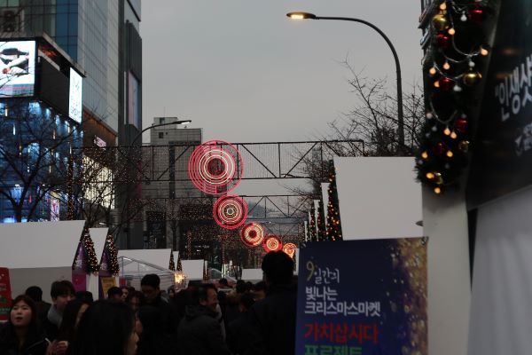 크리스마스마켓 현장, 어둑해진 밤 예쁘게 불을 밝힌 조명이 연말연시 분위기를 느끼게 해준다.