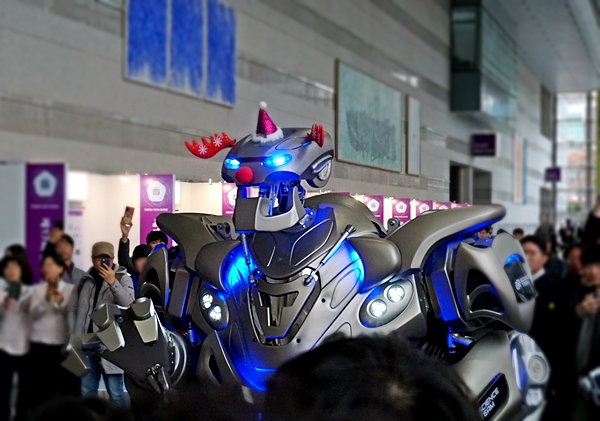 박람회에 나타난 세계에서 가장 크다는 로봇 타이탄. 