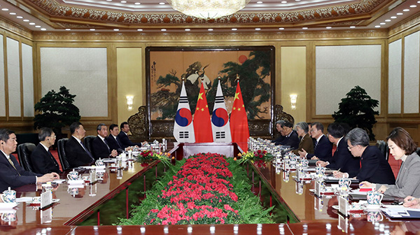 문재인 대통령과 시진핑 중국 국가주석이 23일(현지시간) 베이징 인민대회당에서 정상회담을 하고 있다. (사진=저작권자(c) 연합뉴스, 무단 전재-재배포 금지)