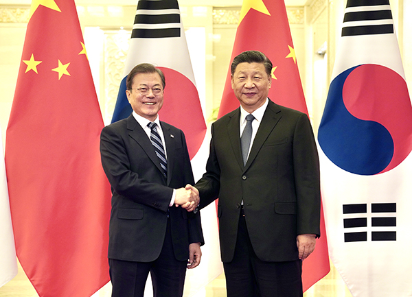 문재인 대통령과 시진핑 중국 국가주석이 23일 베이징 인민대회당에서 정상회담 전 악수하고 있다. (사진=저작권자(c) 연합뉴스, 무단 전재-재배포 금지)