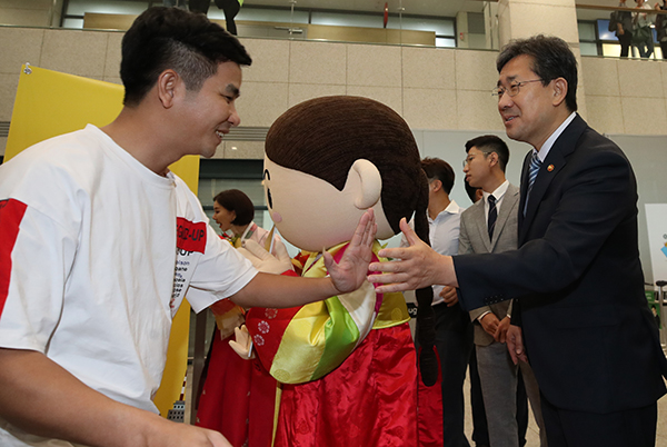 지난 9월 2일 오전 인천국제공항에서 ‘베트남 환대주간’ 행사의 하나로 열린 공항 환영 행사에서 박양우 문화체육관광부 장관이 베트남 관광객들을 반갑게 맞이하고 있다. (사진=저작권자(c) 연합뉴스, 무단 전재-재배포 금지) 