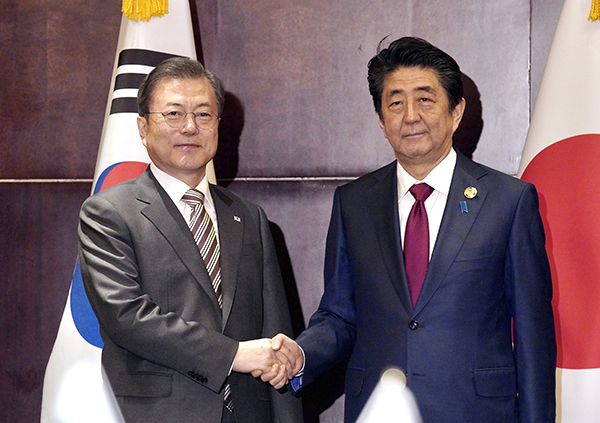 문재인 대통령과 아베 일본 총리가 24일(현지시간) 중국 쓰촨성 청두 세기성 샹그릴라호텔에서 악수하고 있다. (사진=저작권자(c) 연합뉴스, 무단 전재-재배포 금지)