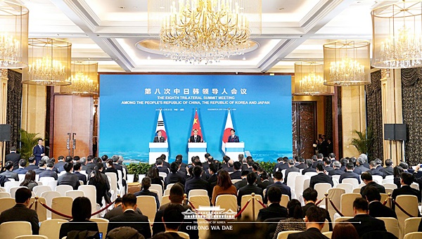 지난 24일 중국 청두에서 열린 '제 8차 한중일 정상회의'에 모인 3국의 정상. (출처=청와대 홈페이지)