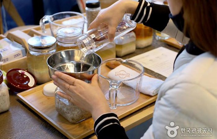 내가 빚은 막걸리를 집으로 가져가면 며칠 후 마실 수 있다.