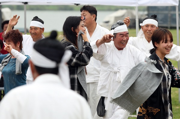18일 오후 경남 밀양시 밀양강에서 열린 '2018 밀양아리랑 대축제'에서 밀양예술보존회 단원과 시민들이 함께 춤을 추며 축제를 즐기고 있다.(사진=저작권자(c) 연합뉴스, 무단 전재-재배포 금지)