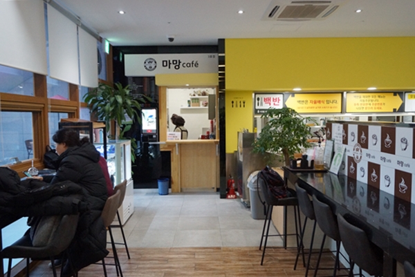 성남 ‘카페마망’은 민간이 운영하는 시장형 사업이다. 지역 사회 내 카페 운영 및 매장관리, 제품생산을 통해 참여 어르신들의 사회활동을 지원한다.