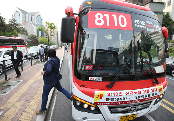 서울 중구 서울백병원 버스환승센터에서 성남~서울 광역급행버스 8110번이 운행되고 있다.(사진=저작권자(c) 연합뉴스, 무단 전재-재배포 금지)