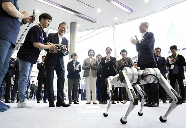 문재인 대통령이 28일 오전 서울 강남구 삼성동 코엑스에서 열린 소프트웨어·인공지능(AI) 분야 콘퍼런스인 ‘데뷰(DEVIEW) 2019’에서 4족 보행 로봇 ‘미니치타’를 조종하고 있다. 