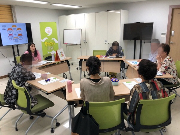 어려움을 겪는 치매환자 가족끼리 서로 위안이 되고 정보를 교환하도록 가족카페도 운영한다.