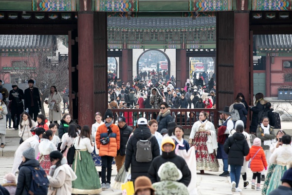 2020년 경자년(庚子年) 새해 첫 날인 1일 오후 서울 경복궁이 관람객들로 북적이고 있다. 2020.1.1/뉴스1
