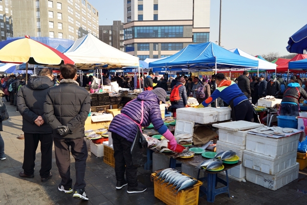 재래시장에서도 온누리상품권뿐만 아니라 지역상품권 모두 사용가능하다.