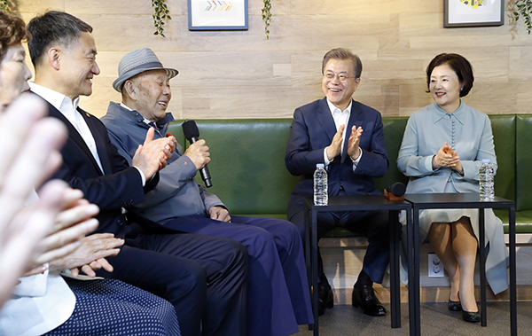 문재인 대통령과 김정숙 여사가 지난해 5월 7일 오전 금천구 치매안심센터에서 치매 어르신과 가족 및 관계자들과 간담회 도중 치매에 걸린 아내를 위해 역대 최고령 요양보호사 자격증을 딴 최대식 할아버지의 얘기를 듣고 있다. (사진=저작권자(c) 연합뉴스, 무단 전재-재배포 금지)