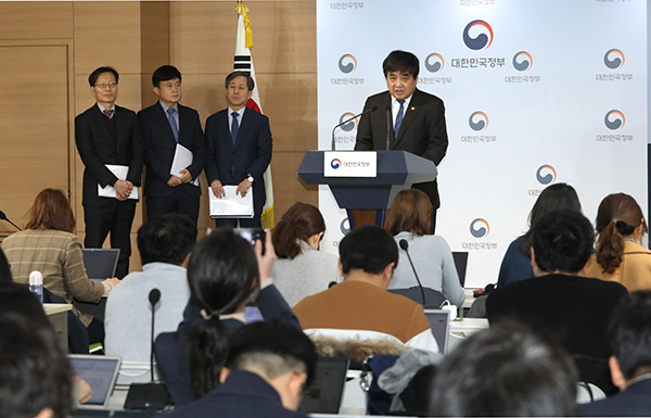 한상혁 방송통신위원장이 서울 종로구 정부서울청사에서 방송통신위원회 ‘2020년도 업무계획’을 발표하고 있다.(사진=저작권자(c) 연합뉴스, 무단 전재-재배포 금지)