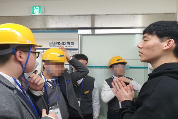 경남발달장애인훈련센터 12층에 마련된 직업 체험관을 찾은 장애학생들이 삼성중공업에 지원한 산업현장 안전훈련을 체험하고 있다. 