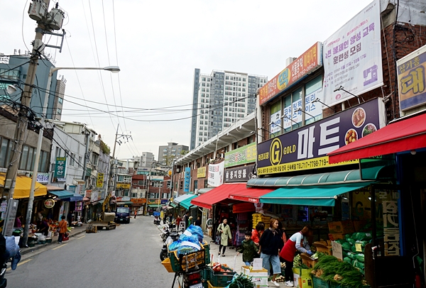봉제 디자인 회관 '오르막', 도시재생 거점시설이 있는 현 만리시장