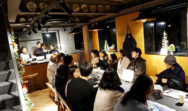도시재생 거점시설 검벽돌집에서 열린 행사에는 처음 서울역 위까지 와 본 사람들도 있었다.