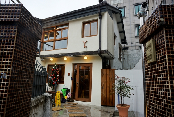 지난 해 11월 말 서울역 일대 도시재생 거점시설 8개가 오픈했다. 지역주민모임을 통해 탄생한 거점시설 마을카페 계단집.