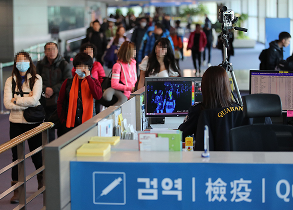  인천국제공항 제1터미널 입국장에서 질병관리본부 국립검역소 직원들이 열화상 카메라로 중국 공항에서 출발해 인천공항에 도착한 승객들의 체온을 측정하고 있다.(사진=저작권자(c) 연합뉴스, 무단 전재-재배포 금지)