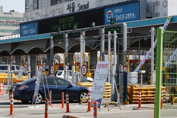 설 연휴기간인 24일부터 26일까지 3일간 전국 고속도로 통행료가 면제된다. (저작권자(c) 연합뉴스, 무단 전재-재배포 금지)