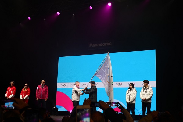 김성호 강원도 행정부지가 22일(현지시간) 스위스 로잔 플론 광장에서 열린 ‘2020 로잔동계청소년올림픽 폐회식’에서 대회기를 인수받고 있다.