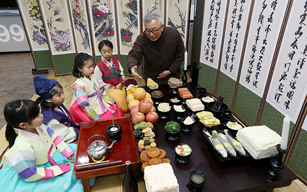 서울 강남구 한국전통식품문화관 이음에서 열린 ‘설 전통차례상 차리기’ 행사에서 아이들이 명인에게 차례상에 대한 설명을 듣고 있다. (사진=저작권자(c) 연합뉴스, 무단 전재-재배포 금지)