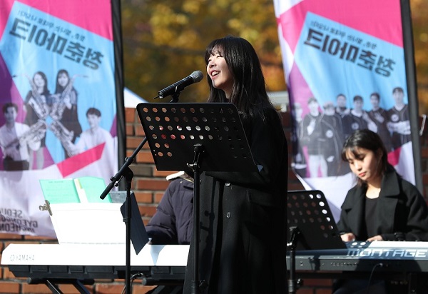 11월 27일 문화가 있는 날을 맞아 서울 대학로 이음센터 앞에서 청춘마이크에 참여하는 5개팀의 공연이 펼쳤다. 이날 대학로를 지나가는 시민들이 공연에 즐거운 한때를 보냈다. 