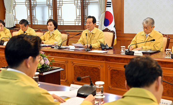 정세균 국무총리가 28일 오후 정부서울청사에서 열린 신종 코로나 바이러스 감염증 대응 관계장관회의를 주재하며 발언하고 있다.