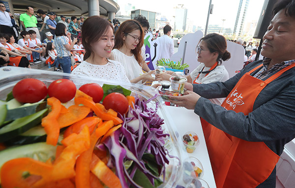 서울역광장에서 식생활교육주간을 기념해 시민들과 함께하는 행사가 열리고 있다.(사진=저작권자(c) 연합뉴스, 무단 전재-재배포 금지) 