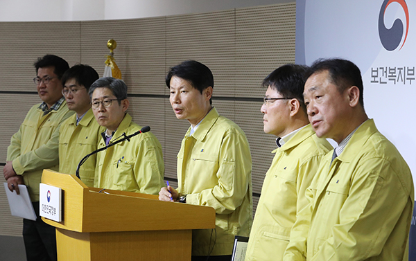 김강립 복지부 차관이 29일 오후 세종시 정부세종청사에서 신종 코로나바이러스 감염증과 관련해 브리핑을 하고 있다.