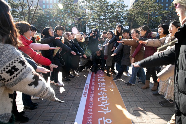 청소년들과 시민사회단체 등으로 구성된 촛불청소년인권법제정연대원들이 31일 오후 서울 여의도 지하철 국회의사당역 앞에서 만 18세 선거권 쟁취를 자축하며 구호를 외치고 있다.