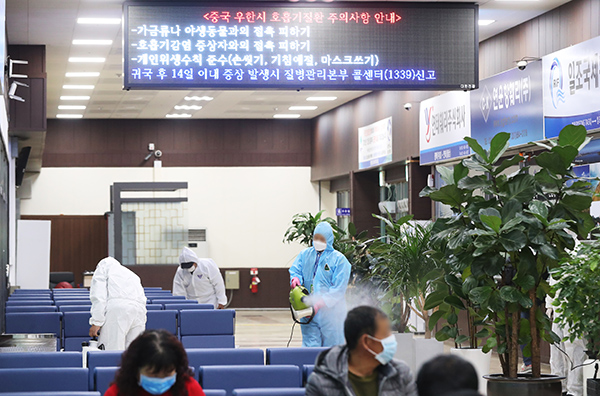 경기도 평택시 포승읍 평택항국제여객터미널에서 평택시청 항만정책과 관계자들이 신종 코로나바이러스 감염증인 '우한 폐렴' 확산을 막기 위한 방역작업을 하고 있다(사진=저작권자(c) 연합뉴스, 무단 전재-재배포 금지)