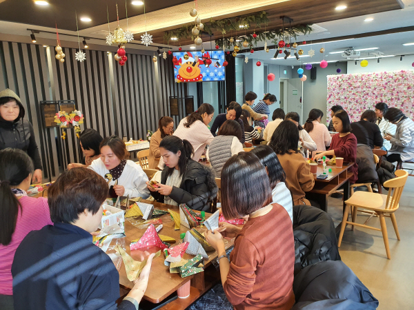 다가온 센터 자조모임에서 종이공예 만들기를 하며 친목을 다지고 있다(사진=다가온센터)