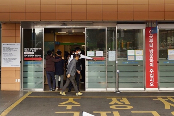 분당서울대병원 보안요원이 응급실 앞에 설치된 선별진료소로 시민을 안내하고 있다.