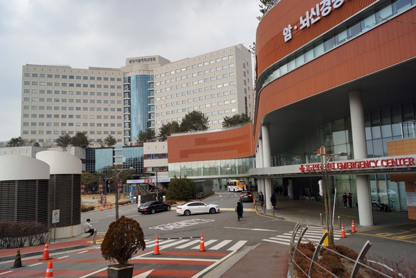 정부는 신종 코로나 확산을 막기 위해 전국에 선별진료소를 운영하고 있다. 사진은 우환 폐렴 확진자 2명이 입원 중인 분당서울대병원이다.