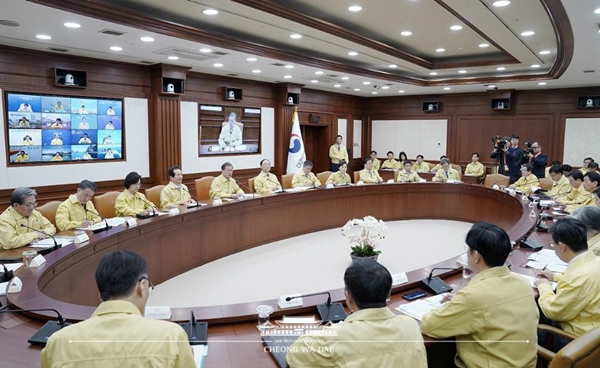 문재인 대통령이 서울 종로구 정부서울청사에서 신종 코로나바이러스 감염증 대응 종합 점검회의를 주재하고 있다.(출처=정책브리핑)