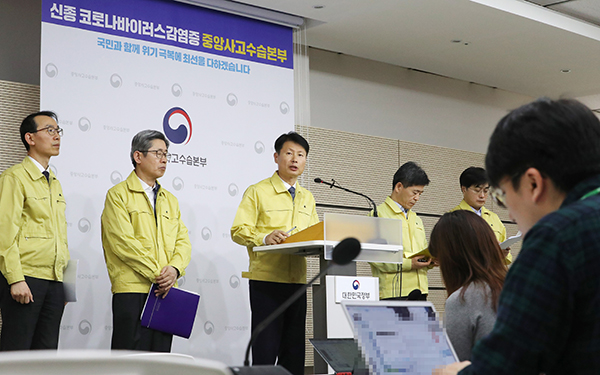 김강립 중앙사고수습본부 부본부장(보건복지부 차관, 왼쪽 세번째)이 3일 오전 세종시 정부세종청사에서 열린 신종 코로나바이러스 감염증 대응 정례브리핑에서 취재진의 질문에 답변하고 있다. (사진=저작권자(c) 연합뉴스, 무단 전재-재배포 금지)