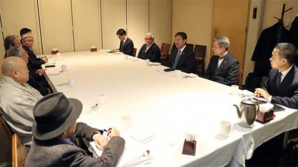 박양우 문화체육관광부 장관이 4일 서울 중구의 한 음식점에서 종교계 지도자들과 간담회를 갖고 신종 코로나 바이러스 감염증(우한 폐렴) 확산 방지를 위한 종교계의 협조를 요청하고 있다. 